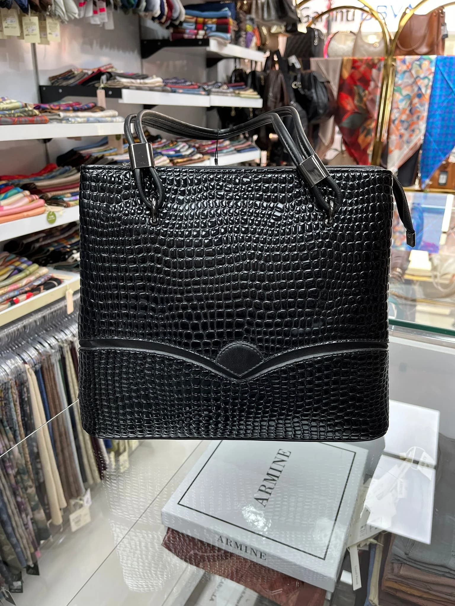 Rugan çanta, parlak siyah deri bayan çantası ön görünümü