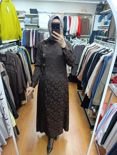 Jakar Cupra elbisesi ön görünüş, şık tasarım ve rahat kesim detayları