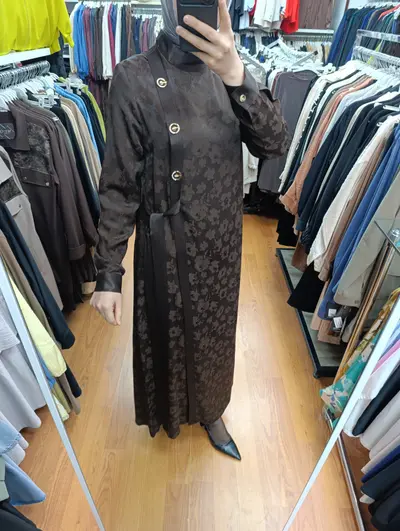 Jakar Cupra elbisesi yan pose, kumaş dokusunun gösterilmesi ve renk özelliği